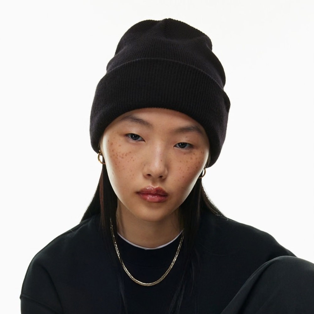 Aritzia TNA Classic Black Beanie Peak Beanie
Merino wool cuffed beanie NWT - Picture 5 of 5